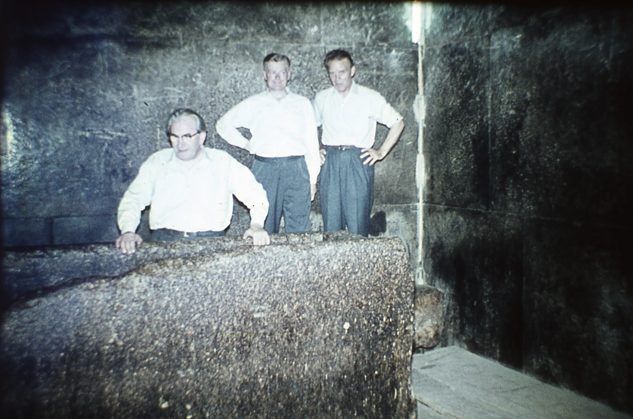 Stenkisten i Kongens Kammer ved indvielser i Pyramiden. Martinus Institut okt. 1961. www.martinus.dk Den store stenkiste i Kongens kammer blev anvendt ved indvielser i keops pyramiden. Martinus Institut