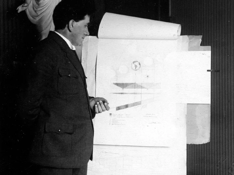 Bildtext: 1928 förevisar Martinus symbolen ”Människans utvecklingsanalys”, symbol nr 86. Vid växtriket, djurriket och den fysiska delen av det riktiga människoriket har Martinus på symbolen skrivit ”hör till denna världen”. Om den andliga världen sade Jesus: ”Mitt rike hör inte till denna världen.”
