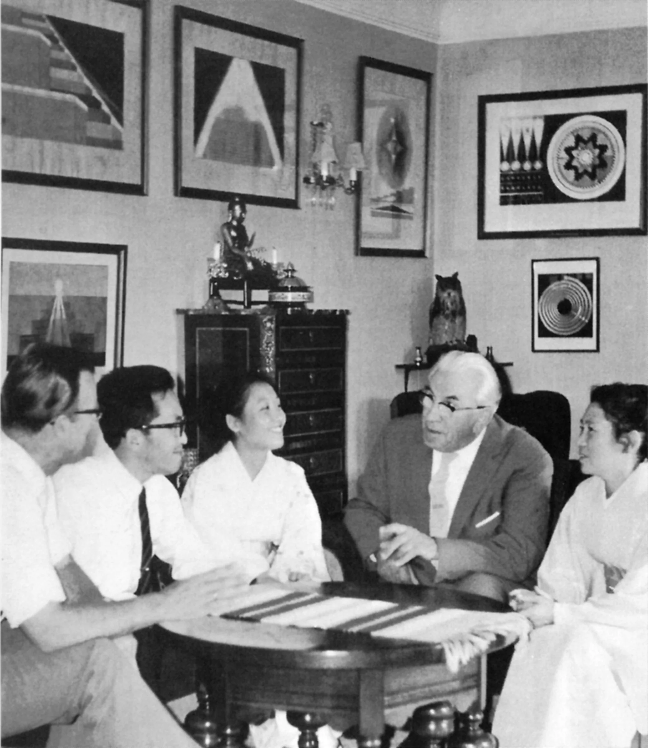 Maldekstre esperantisto Ib Schleicher, japanaj Oomotanoj kaj Martinus en salon de Martinus en la Instituto