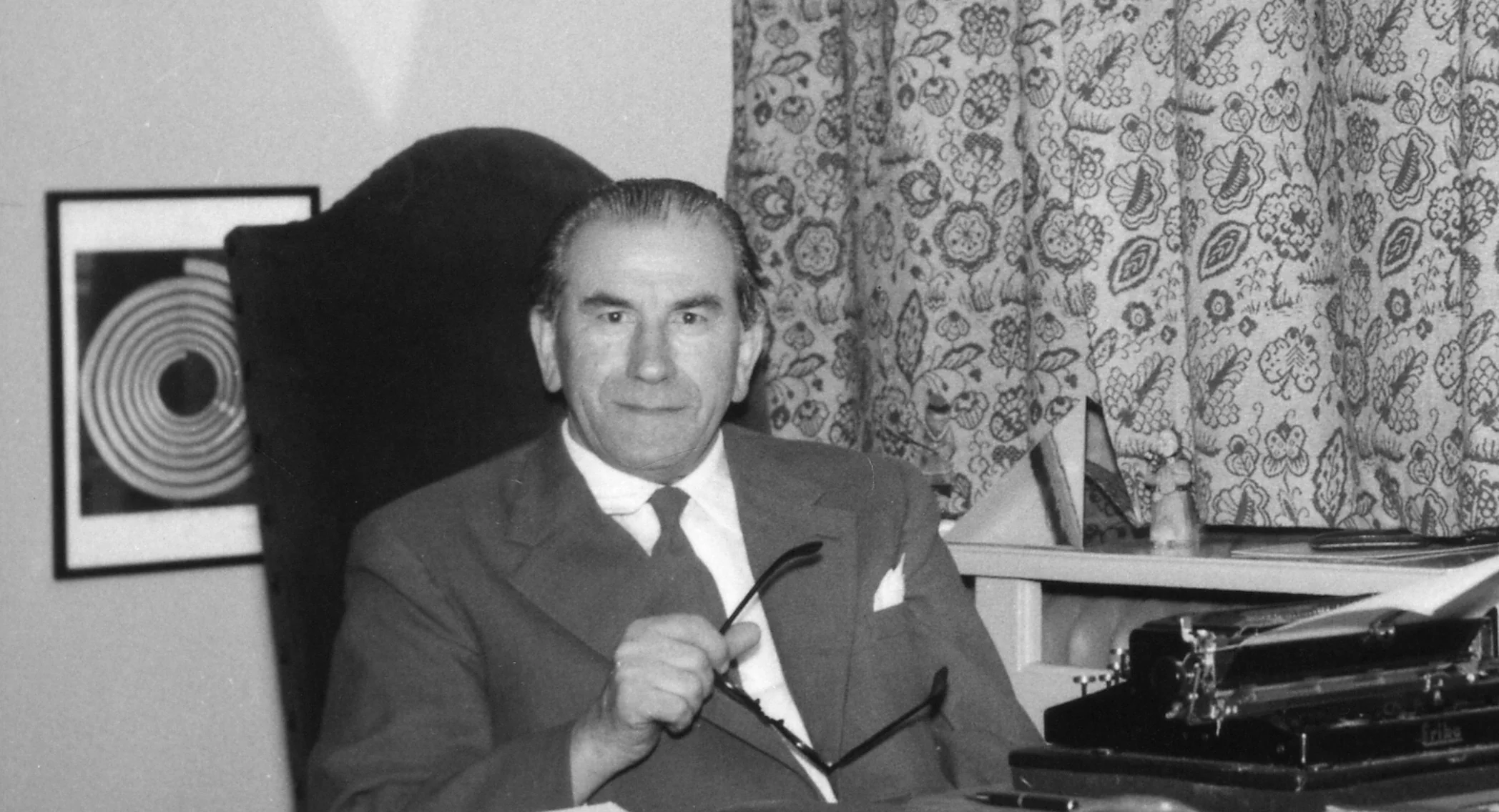Martinus ved skrivemaskinen