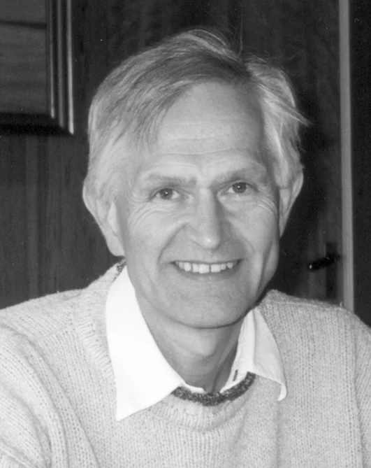 Ole Therkelsen og det upartiske internationale sprog Esperanto Foredragsholder Ole Therkelsen har holdt 2.000 foredrag om Martinus Kosmologi i årene 1980-2020