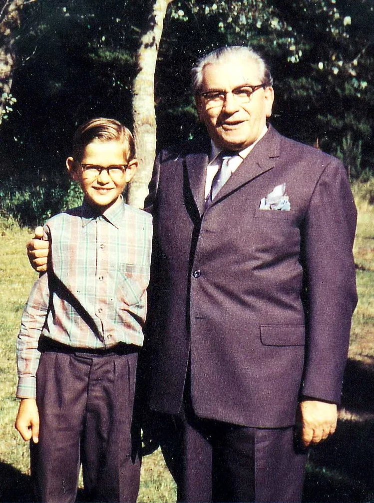 Ole Therkelsen 11 år og Martinus 69 år, Gardenparty ved Villa Rosenberg, Martinus Center Klint, Klintvej 69, 4500 Nykøbing Sj. Ole Therkelsen 11 år og Martinus 69 år, Gardenparty ved Villa Rosenberg, Martinus Center Klint, Klintvej 69, 4500 Nykøbing Sj.