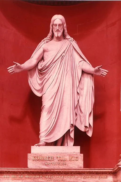 Martinus havde ikke siddet ret længe, før han så et lysende punkt i det fjerne, og pludselig kom en kristusfigur til syne. Det var den danske billedhugger Bertel Thorvaldsens skulptur af Kristus, hvor han siger: “Kommer til mig” (Domkirken i København). – Figuren var lille og stod noget borte. Så blev det mørkt, og da det blev lyst igen, var figuren blevet levende og i naturlig menneskelig størrelse. Den var iklædt et gevandt af lysende små stjerner, næsten som en kåbe af diamanter. Det var kolossalt lysende, lyset var snehvidt, skyggerne var blå. Dette Kristus-væsen af blændende solskin kom ganske stille hen mod Martinus, der sad som lammet i sin kurvestol. Han så lige ind i en skikkelse af ild, der bestod af små lysende punkter, omtrent som ved en stjernekaster, blot var gnisterne meget mindre. Til sidst bevægede skikkelsen sig lige ind i Martinus’ krop, ind i hans indre. Her standsede den og blev stående. En vidunderlig ophøjet følelse betog Martinus, og lammelsen var forbi. /Ole Therkelsen