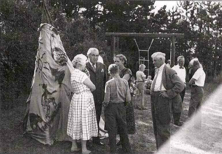 Edith Ryssel, Martinus samt Ole Therkelsen med forældre Jacob og Herdis Therkelsen (Christianelund, Flemmingvej 28, 8762 Flemming) i Martinus Center Klint den 15. juli 1959 Gardenparty onsdag den 15. juli 1959 i haven ved Villa Rosenberg, Martinus Center Klint, Klintvej 69, 4500 Nykøbing Sj