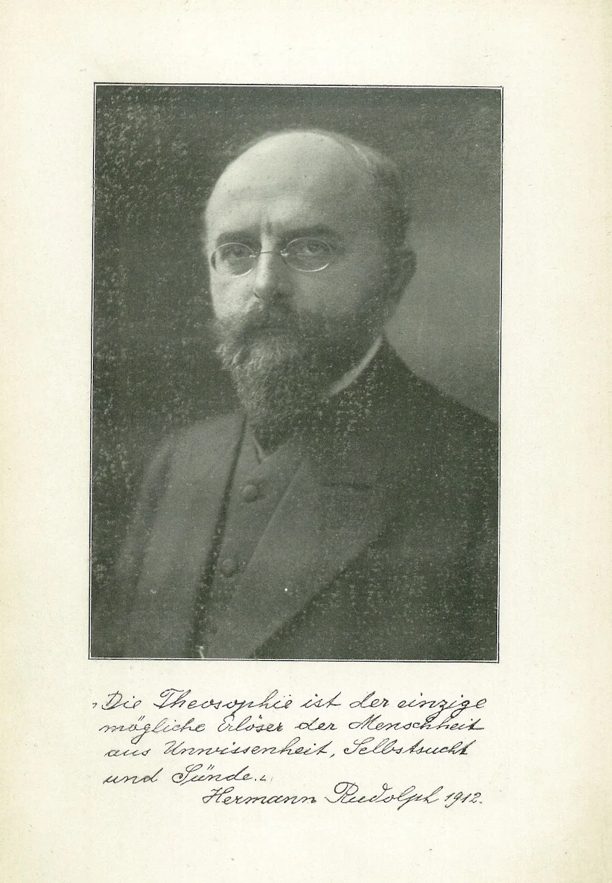 Hermann Rudolphs teosofiske meditationsbog kan downloades fra oletherkelsen.dk Foto af Hermann Rudolph (1865-1946) er signeret i 1912, hvor der tyske original blev udgivet i Leipzig.