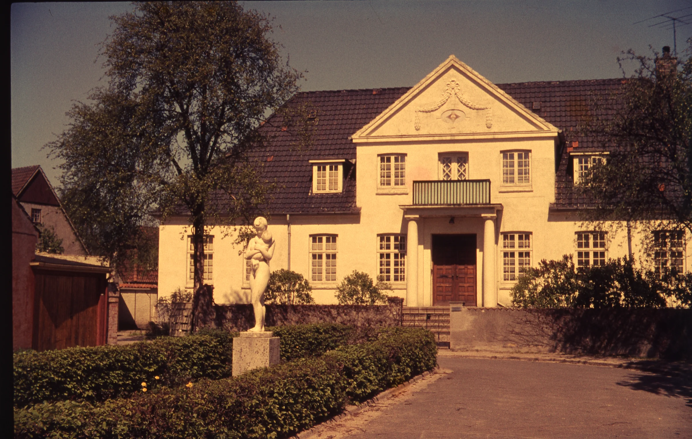 La Fondation Martinus Située à Copenhague dans le quartier de Frederiksberg, la Fondation Martinus est une institution à but non lucratif à laquelle Martinus a confié la tâche de sauvegarder, publier et traduire Le Troisième Testament. Le rôle de l’institut est également d’informer le grand public sur l’œuvre de Martinus et d’enseigner les analyses cosmiques. La Fondation Martinus s’occupe de l’administration, la vente et la publication des livres de Martinus et édite également dans plusieurs langues un magazine intitulé Kosmos. Pendant le semestre d’hiver, il s’y organise des groupes d’étude hebdomadaires et des conférences. C’est aussi la Fondation qui organise les cours au Centre Martinus de Klint.