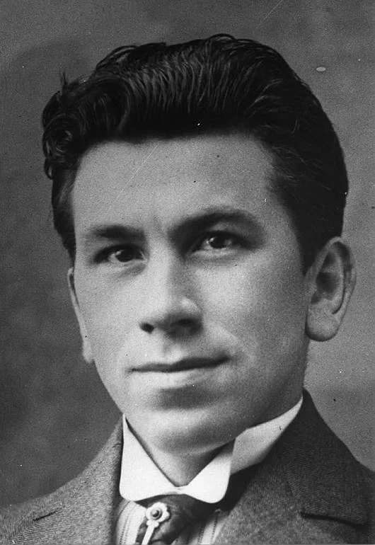 Martinus (1890-1981) naskiĝis en la vilaĝeto Sindal en Norda Jutlando de Danio. Li ricevis nur modestan instruon en la infana lernejo kaj poste li vivtenis sin per diversaj malaltnivelaj laboroj, ĝis li en 1921 komencis sian spiritsciencan laboron, kiu daŭris 60 jarojn. Dum la pasko en marto 1921 Martinus travivis tion kion li mem nomis “la granda naskiĝo”, per kiu li ekhavis “kosman konscion”. Tiu naskiĝo aŭ iniciĝo, kiu daŭris kelkajn tagojn, verŝajne ne havus tre gravan signifon, se ĝi ne movus Martinus-on en novan konsci-staton kun daŭraj intuiciaj aŭ kosmaj perceptokapabloj.