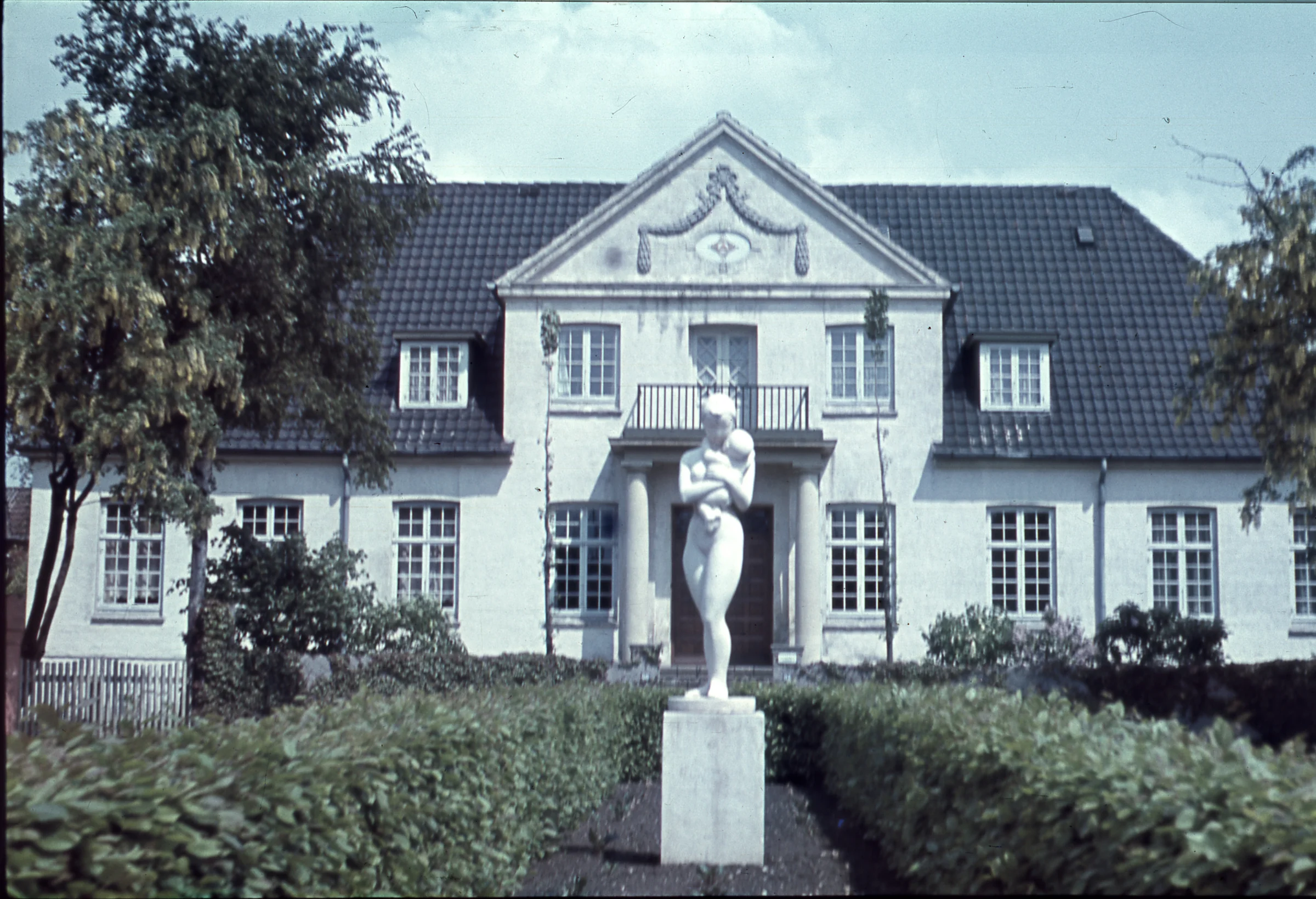 MARTINUS (1890-1981) Martinus er født i Nordjylland, nærmere betegnet i Sindal. Han fik kun en beskeden uddannelse og tjente sit levebrød i forskellige underordnede stillinger. I 1921 havde han en dybtgående åndelig oplevelse, som gav ham evner til at analysere livet og beskrive dets åndelige love og evige principper.. Martinus kaldte sine samlede værker “Det Tredje Testamente”. Det omfatter “Livets Bog” i syv bind, “Det Evige Verdensbillede” i fire bind (symboler med forklaring), “Logik”, “Bisættelse”, “Artikelsamling 1” og 28 småbøger, samt mange båndoptagelser og artikler udkommet i tidsskriftet “Kosmos”. www.martinus.dk
