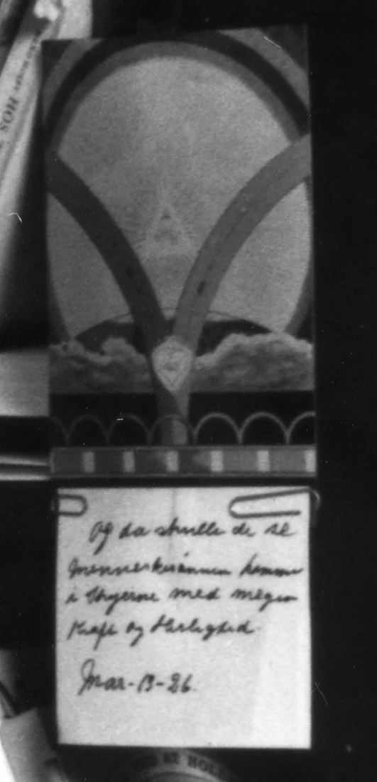 Martinus symbol nr. 23 med bibelcitat om Jesus Kristus der skulle komme på skyerne med megen kraft og herlighed. www.martinus.dk Fra Martinus’ side findes der ingen skriftlig dokumentation, men helt konkret mener jeg, at symbol nr. 23, Lyset, på forsiden af Det Tredje Testamente er opfyldelsen af profetien om “Kristi genkomst på skyerne”, da der på symbolet er indtegnet en Kristus-figur, der stråler over de mørke skyer, der ruger over jordkloden. I symbolforklaringen skriver Martinus ganske vist, at det drejer sig om et kristusvæsen og ikke selve Jesus Kristus. Men der findes alligevel en vis dokumentation for, at Martinus selv knyttede dette bibelcitat om Kristi genkomst til sit eget symbol. På billedet fra Martinus’ arbejdsværelse ses nemlig, at han med to clips har hæftet en seddel på symbolet. På en forstørrelse kan man læse følgende tekst. “Og de skulle se menneskesønnen komme i skyerne med megen kraft og herlighed. Mark. 13,26”. www.martinus.dk