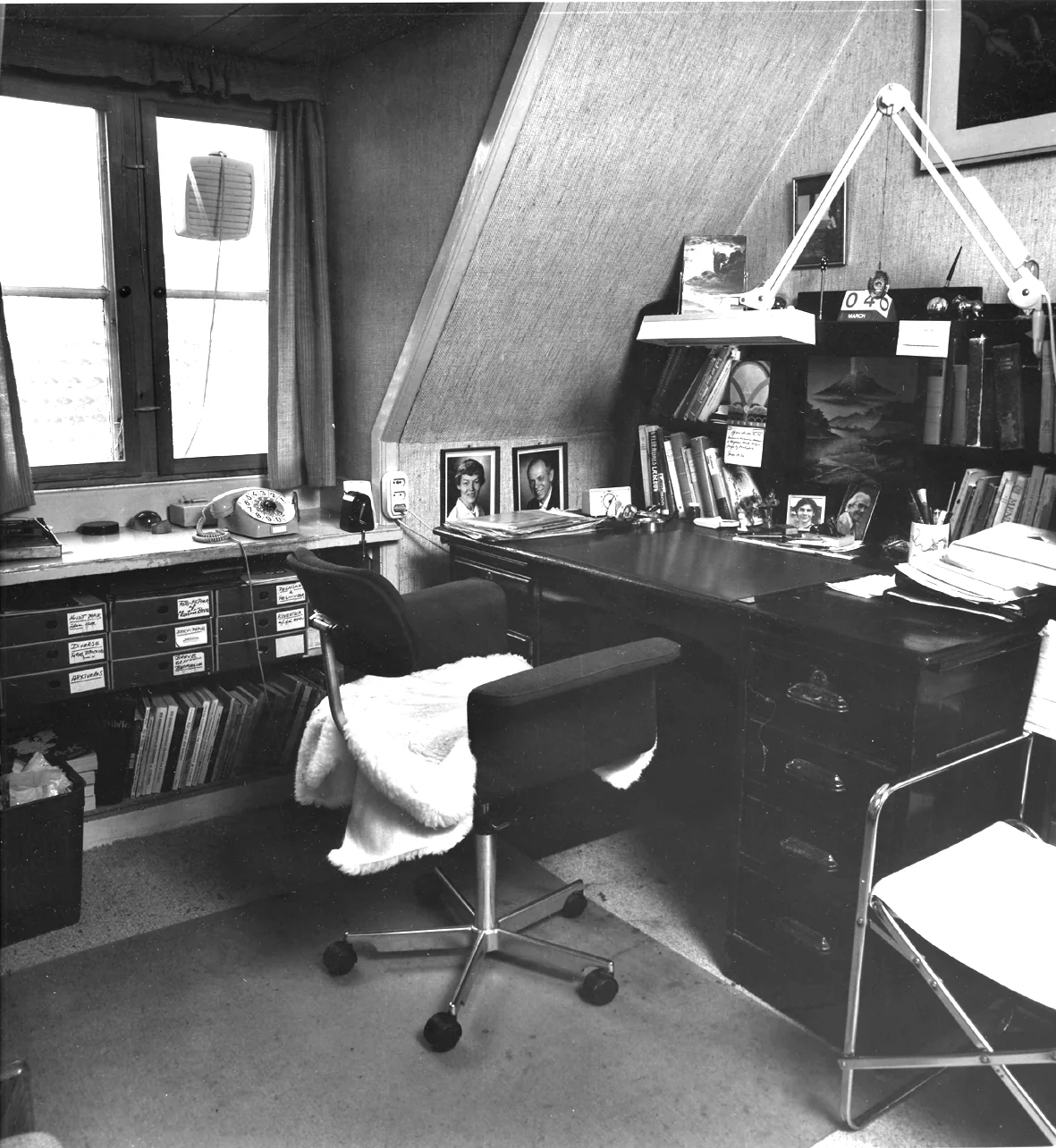 Det Eviger verdensbillede, åndsvidenskaben eller kosmologien er skabt af Martinus (1890-1981) Symbolet på forsiden af LIVETS BOG. Hele Kosmologien og verdensbilledet er “matematisk” bygget omkring kontrastprincippet med lyset og mørket, som Martinus begrunder i udførlige analyser. Fra Martinus’ side findes der ingen skriftlig dokumentation, men helt konkret mener jeg, at symbol nr. 23, Lyset, på forsiden af Det Tredje Testamente er opfyldelsen af profetien om “Kristi genkomst på skyerne”, da der på symbolet er indtegnet en Kristus-figur, der stråler over de mørke skyer, der ruger over jordkloden. I symbolforklaringen skriver Martinus ganske vist, at det drejer sig om et kristusvæsen og ikke selve Jesus Kristus. Men der findes alligevel en vis dokumentation for, at Martinus selv knyttede dette bibelcitat om Kristi genkomst til sit eget symbol. På billedet fra Martinus’ arbejdsværelse ses nemlig, at han med to clips har hæftet en seddel på symbolet. På en forstørrelse kan man læse følgende tekst. “Og de skulle se menneskesønnen komme i skyerne med megen kraft og herlighed. Mark. 13,26”. I Det Gamle Testamente er det profeteret, at Messias skulle komme ind i Jerusalem ridende på et æsel. Da Jesus med disciplene i dagene før påske kom gående op til Jerusalem, havde de ikke noget æsel. Kristus beder derfor nogle af disciplene om at gå ud at låne et æsel, så han kan ride ind i Jerusalem. Det var åbenbart vigtigt for Jesus, at denne bibelske profeti skulle gå i opfyldelse. På lignede vis ville jeg mene, at Martinus ved at tegne et symbol med en “Kristus-figur på skyerne med megen herlighed og kraft” og sætte det på forsiden af Det Tredje Testamente derved også sørgede for, at denne bibelske profeti om Kristi genkomst også gik i opfyldelse!