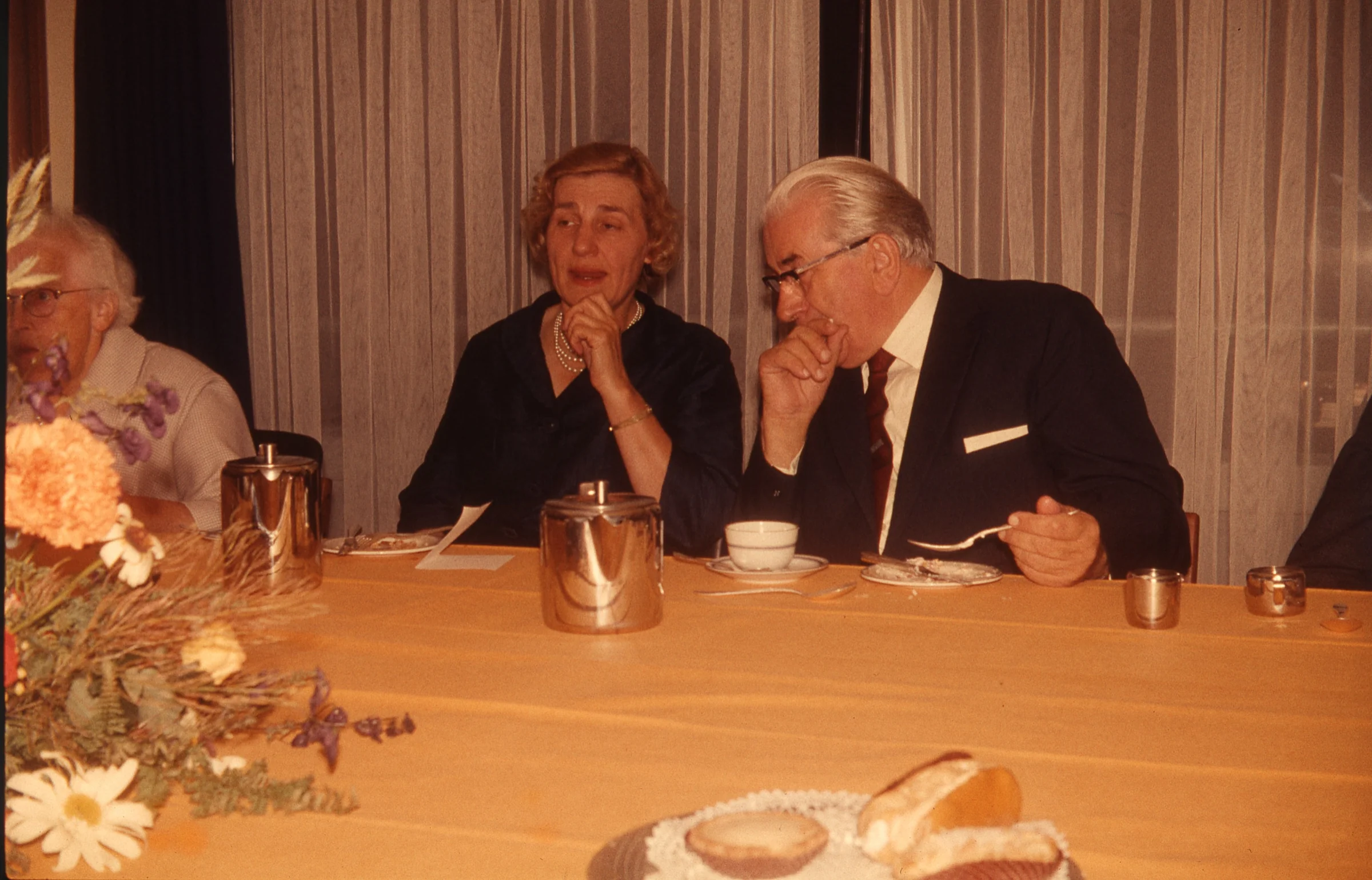 Martinus 79 års fødselsdag på Josty, Frederiksberg 11.08.1969. fru Gerda Kyed og Martinus Martinus fødselsdag 11.08.1969 på Josty, Frederiksberg Have, Pile Alle. Gerda Kyed, Odense, sidder ved siden af Martinus