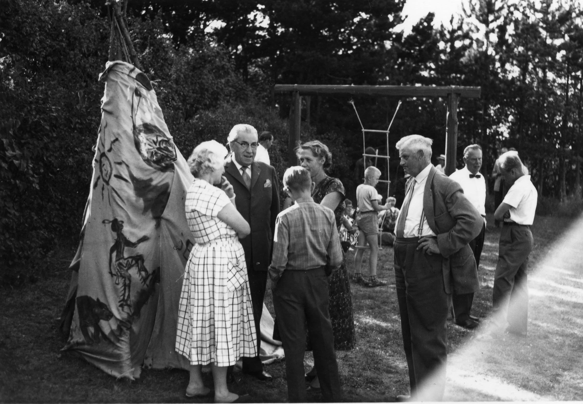 Fra venstre: Edith Ryssel, Martinus, Ole Therkelsen (11 år), Herdis Therkelsen, Jacob Therkelsen. Arv eller miljø Fra venstre: Edith Ryssel, Martinus, Ole Therkelsen (11 år), Herdis Therkelsen, Kim Gerner Larsson?, Jacob Therkelsen, Erik Gerner Larsson. Arv eller miljø