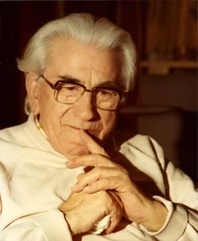 Martinus (1890-1981) naskiĝis en la vilaĝeto Sindal en Norda Jutlando de Danio. Li ricevis nur modestan instruon en la infana lernejo kaj poste li vivtenis sin per diversaj malaltnivelaj laboroj, ĝis li en 1921 komencis sian spiritsciencan laboron, kiu daŭris 60 jarojn. MARTINUS ET SON ŒUVRE Martinus (1890-1981) est né dans la petite ville danoise de Sindal, dans le Jutland du Nord. Au terme d’une courte scolarité à l’école primaire qui ne comprenait que deux fois trois heures de cours par semaine en été, et un peu plus en hiver, il gagna sa vie en occupant des emplois modestes, dans des laiteries et autres, jusqu’au jour de 1921 où il commença à écrire l’œuvre qu’il consacra, pendant les soixante années qui suivirent, aux sciences spirituelles. Dans la Préface de Livets Bog, Martinus raconte dans quelles circonstances sa vie changea: “… de toutes nouvelles facultés sensorielles avaient surgi en moi, facultés qui me rendaient capable de voir, non pas sporadiquement mais en permanence et à l’aide de ma conscience éveillée, toutes les causes invisibles, les forces spirituelles principales, les lois éternelles de l’univers, les énergies et les principes fondamentaux que recèle le monde physique. Le mystère de la vie n’était donc plus pour moi un mystère”. Livets Bog, qui compte sept volumes, est l’œuvre maîtresse de Martinus. Il contient des analyses cosmiques qui décrivent en détails la structure, les lois et les principes éternels de la vie. Martinus a aussi écrit, en complément, L’Image Éternelle de l’Univers (les livres de symboles), Logique et Funérailles. L’Image Éternelle de l’Univers contient des symboles qui représentent des principes-essences et des analyses concentrées, et qui permettent au lecteur d’avoir facilement accès à une vue d’ensemble de la structure cosmique de l’univers. Martinus a intitulé ses œuvres complètes, qui comptent des milliers de pages, Le Troisième Testament. Pour lire la Cosmologie de Martinus, on ne doit ni faire partie d’une association ni prendre une carte de membre.