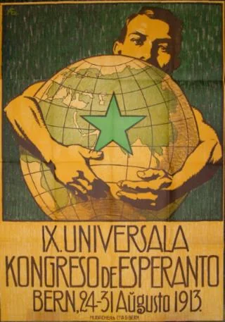 Esperanto er internationalt og upartisk. De nationale sprog er partiske sprog.
