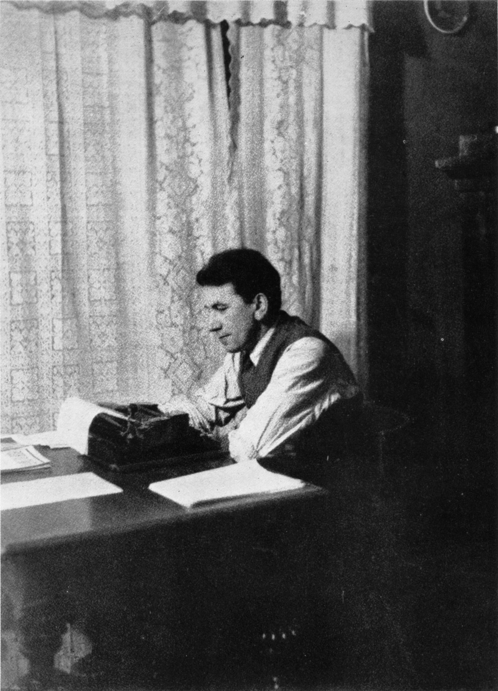 Den unge Martinus (1890-1981) ved skrivemaskinen, hvor han skabte et evigt verdensbillede, Martinus Åndsvidenskab, Martinus Kosmologi. www.martinus.dk - Martinus Institut Det grønne Esperanto flag
