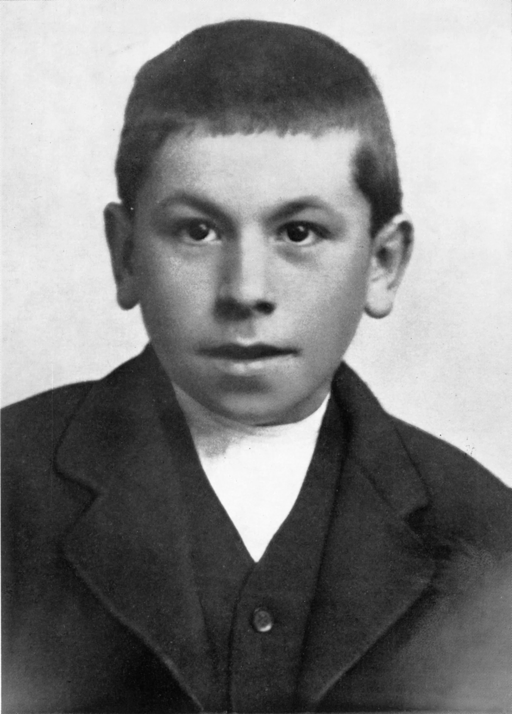 11-årige Martinus fotograferet i Sindal Stationsskole i 1901. Fotogallerii Martinus Institut, www.martinus.dk Martinus 11 år fotograferet i Sindal Stationsskole i 1901. Martinus barndomhjem Moskildvad ligger i Sinddal