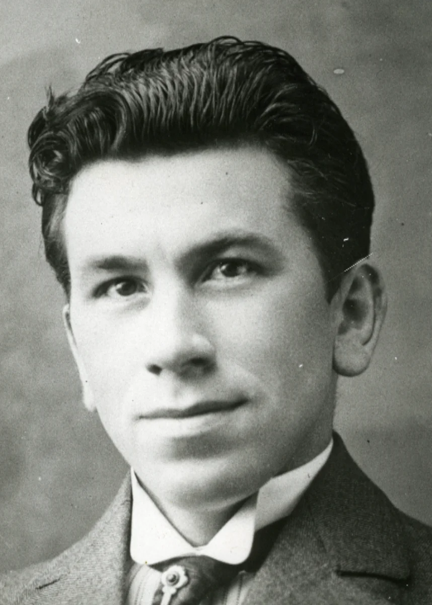 Martinus bliver indviet i kosmisk bevidsthed i påsken 1921 i et lille værelse på Jagtvej 52A, 1.tv. ved Nørrebros runddel, hvor en ny metrostation blev indviet i 2019. www.martinus.dk