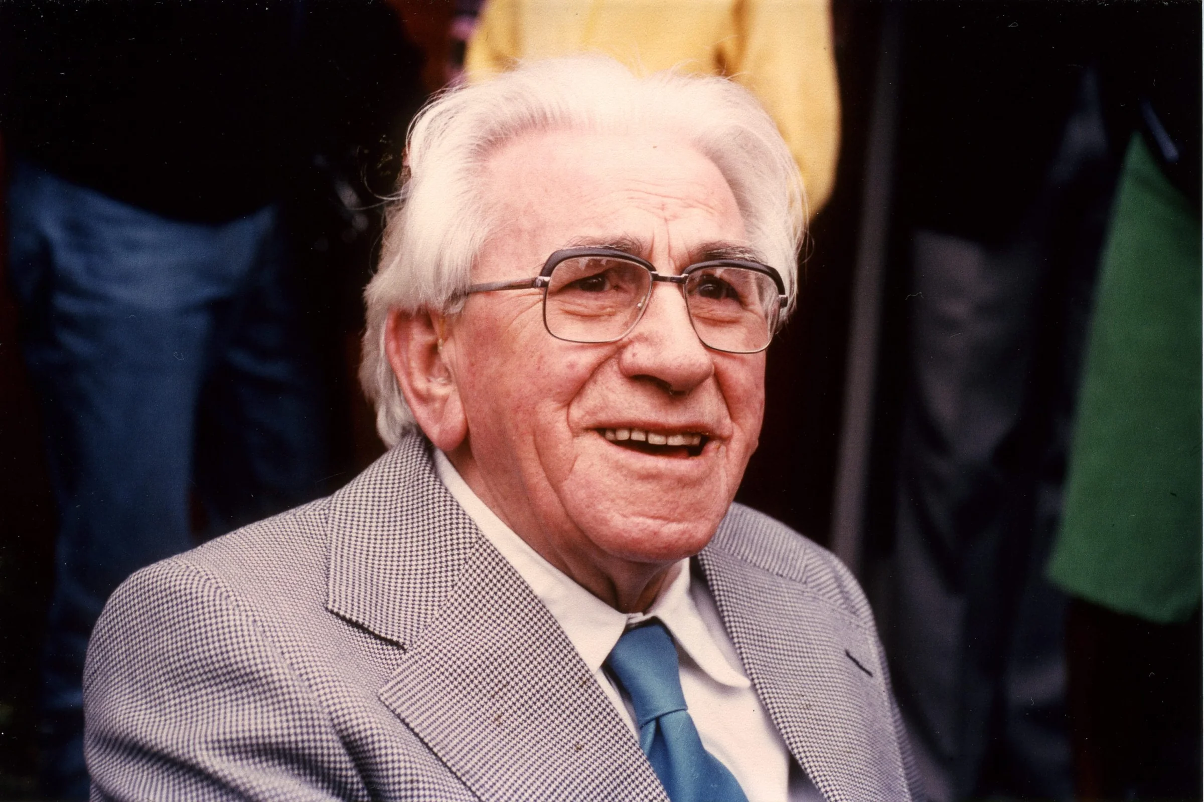 Den 90-årige Martinus siddende i stol ved gavlen af foredragssalen efter sit sidste foredrag i Martinus Center Klint 29.06.1980. Martinus Institut. www.martinus.dk